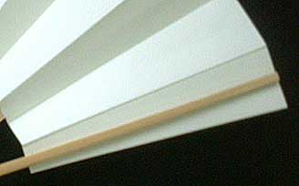 オリジナル扇子が1本から作れる「あつらえ扇子あや」扇骨は、丈夫な白竹の角骨を使用しています。